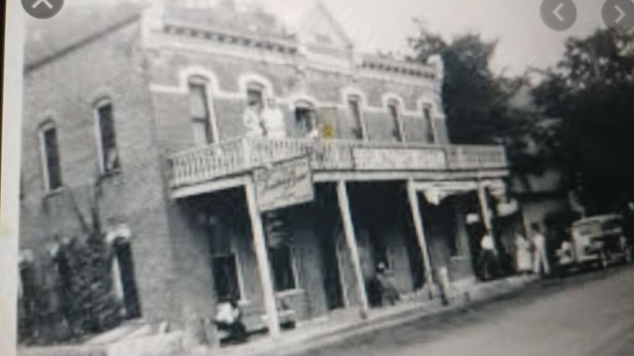 The Burlington Hotel & Bar - Alma Wi ภายนอก รูปภาพ