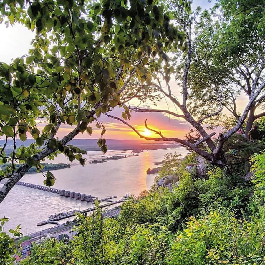 The Burlington Hotel & Bar - Alma Wi ภายนอก รูปภาพ