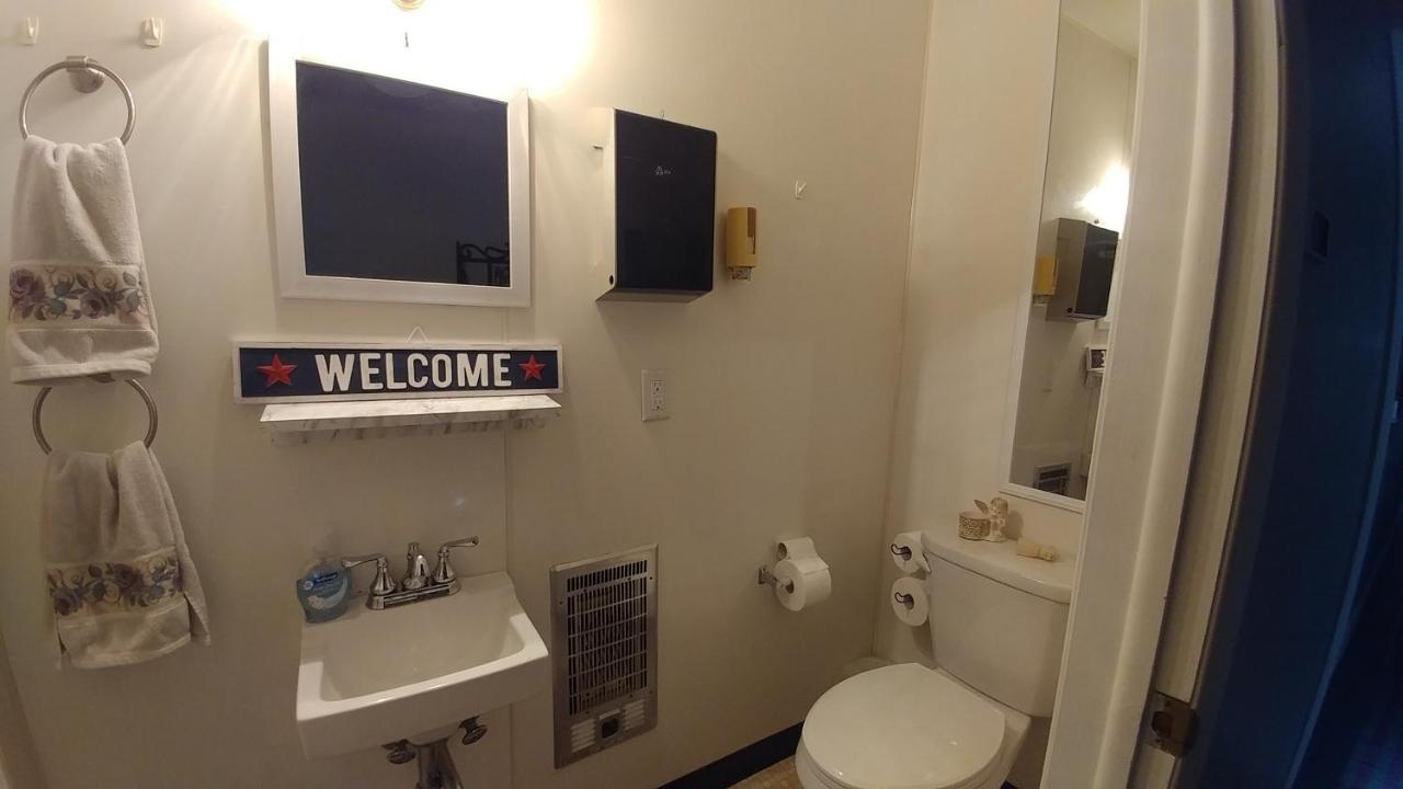 The Burlington Hotel & Bar - Alma Wi ภายนอก รูปภาพ