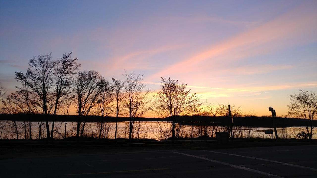 The Burlington Hotel & Bar - Alma Wi ภายนอก รูปภาพ