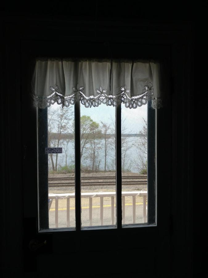 The Burlington Hotel & Bar - Alma Wi ภายนอก รูปภาพ