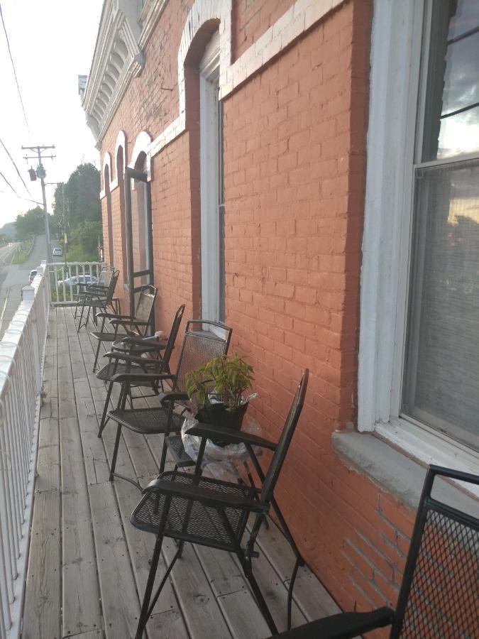The Burlington Hotel & Bar - Alma Wi ภายนอก รูปภาพ